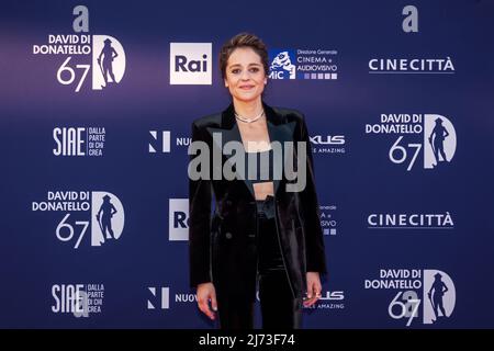 Roma, Italia - 3 maggio 2022: Vanessa Scalera partecipa al tappeto rosso della cerimonia di premiazione David di Donatello 2022 presso i Cinecittà Studios di Roma. Foto Stock