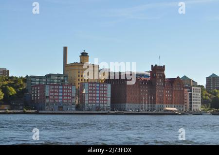 Lungomare che include il mattone rosso Elite Hotel Marina Tower, precedentemente il mulino di sale Saltsjöqvarn a Stoccolma, Svezia. Foto Stock