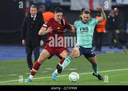 Roma, Italia , 05th maggio , 2022 da sinistra a destra, Nicolo Zaniolo di AS Roma Kiernan Dewsbury-Hall di Leicester City Durante le semifinali del calcio Conference League 2021-2022 Match Roma / Leicester Cityt Credit: Massimo insabato/Alamy Live News Foto Stock