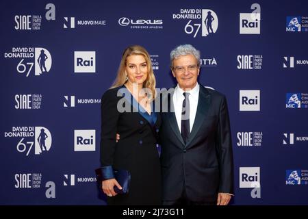 Roma, Italia - 3 maggio 2022: Mario Martone e sua moglie frequentano il tappeto rosso della cerimonia di premiazione del David di Donatello 2022 presso gli Cinecittà Studios di Roma. Foto Stock