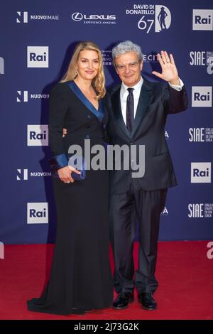 Roma, Italia - 3 maggio 2022: Mario Martone e sua moglie frequentano il tappeto rosso della cerimonia di premiazione del David di Donatello 2022 presso gli Cinecittà Studios di Roma. Foto Stock