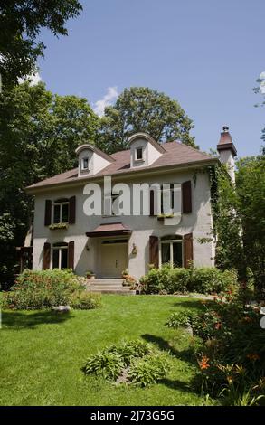 Casa francese a due piani in stile maniero con giardino paesaggistico in estate. Foto Stock