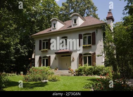 Casa francese a due piani in stile maniero con giardino paesaggistico in estate. Foto Stock