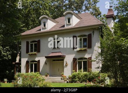 Casa francese a due piani in stile maniero con giardino paesaggistico in estate. Foto Stock