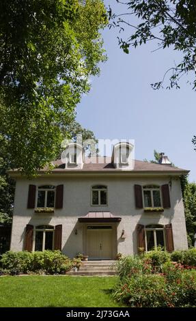 Casa francese a due piani in stile maniero con giardino paesaggistico in estate. Foto Stock