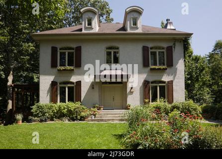 Casa francese a due piani in stile maniero con giardino paesaggistico in estate. Foto Stock
