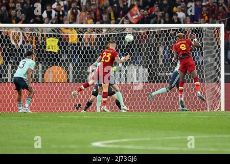 Roma, Italia, 5 maggio, 2022 Tammy Abraham of AS Roma si sbuffa dopo aver segnato il gol 1-0 nei 11th minuti alla Roma vs Leicester City Semifinale della Conference League 2021-2022 Football match Credit:Roberto Ramaccia/Alamy Live News Foto Stock