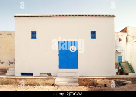 Strada del villaggio tunisino a mezzogiorno Foto Stock