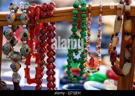 Collane e pendenti colorati in gemma in vendita sul mercato Foto Stock