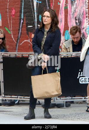 New York, NY, USA. 05th maggio 2022. Julia Louis-Dreyfus sul set del nuovo film, Beth & Don il 05 maggio 2022 a New York City. Credit: RW/Media Punch/Alamy Live News Foto Stock