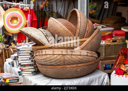 Primo piano di cestini di bambù in vendita sul mercato Foto Stock