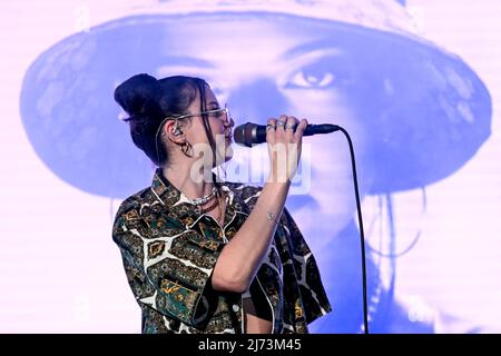 05 maggio 2022, Berlino: La cantante Nina Chuba canta al Bunte New Faces Award Music 2022. Foto: Britta Pedersen/dpa Foto Stock