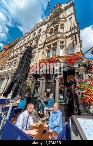 Centro di Londra,Inghilterra,Regno Unito-Agosto 21 2019: I clienti godono di una pinta all'ora di pranzo, vicino al Cenotaph e alla House of Commons, in una bella estate Foto Stock