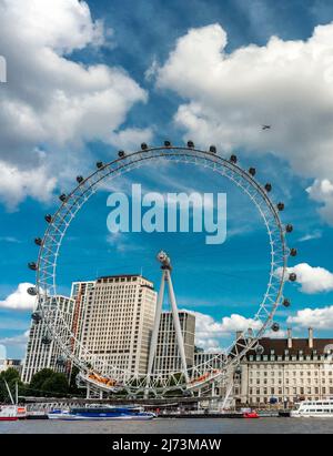 Londra,Inghilterra,Regno Unito-Agosto 21 2019: Visto dal lato opposto del Tamigi, lungo Westminster Embankment, a metà estate, una compagnia aerea Foto Stock