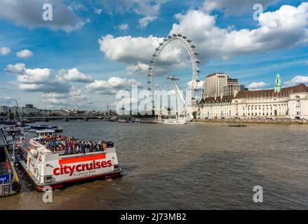 Centro di Londra,Inghilterra,Regno Unito-Agosto 21 2019: I turisti a bordo di una nave da crociera sul Tamigi a metà estate, guardare di fronte da Westminster verso Foto Stock