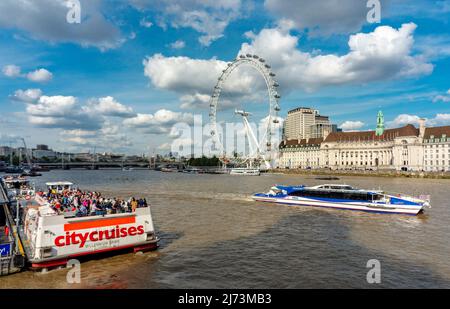 Centro di Londra,Inghilterra,Regno Unito-Agosto 21 2019: I turisti a bordo di una nave da crociera sul Tamigi a metà estate, guardare di fronte da Westminster verso Foto Stock