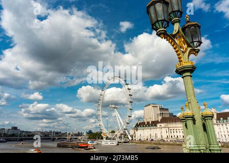 Centro di Londra,Inghilterra,Regno Unito-Agosto 21 2019: Un palo ornato di lampada si erge sul ponte iconico a Westminster, con il punto di riferimento del London Eye in t Foto Stock