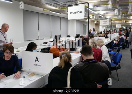 Ci sono diversi tipi di elezioni che si sono svolte il 5 maggio 2022 . Gli elettori adulti in Inghilterra , Galles e Scozia hanno scelto chi vogliono gestire i servizi che influenzano la vita quotidiana in là locale area .People in Irlanda del Nord scegliere è government .Local consigli sono responsabili di tutto da bin, autobus rotte, buche di strada , Per fornire servizi di salute mentale e gestire schemi per affrontare il cambiamento climatico .Inghilterra ha più di 4000 consiglieri in 146 consigli che sono in proces per le elezioni . I risultati sono venuti in più favorevole al partito laburista ... Foto Stock