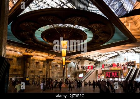 Dettaglio architettonico della stazione ferroviaria Ramses del Cairo la stazione ferroviaria principale della città e anche un collegamento con la metropolitana Cairo linee 1 e 2 Foto Stock