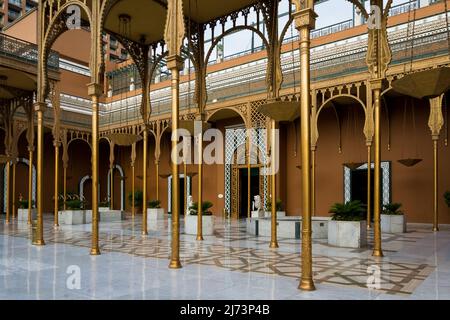 Dettaglio architettonico dell'ala centrale del Cairo Marriott Hotel situato nel quartiere Zamalek, costruito come il Palazzo Gezirah nel 1869 ora un hotel Foto Stock