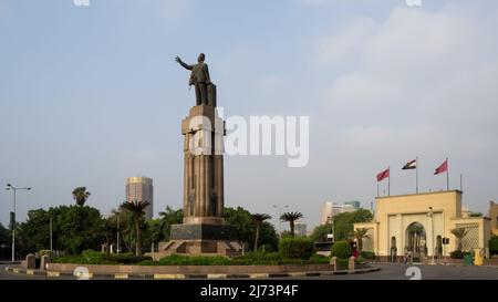 Dettaglio architettonico della statua di Saad Zaghloul, un rivoluzionario egiziano e statista, presso il Cairo Opera House Complex sull'isola di Gezira Foto Stock