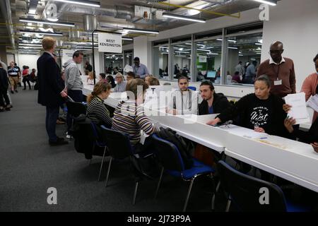 Ci sono diversi tipi di elezioni che si sono svolte il 5 maggio 2022 . Gli elettori adulti in Inghilterra , Galles e Scozia hanno scelto chi vogliono gestire i servizi che influenzano la vita quotidiana in là locale area .People in Irlanda del Nord scegliere è government .Local consigli sono responsabili di tutto da bin, autobus rotte, buche di strada , Per fornire servizi di salute mentale e gestire schemi per affrontare il cambiamento climatico .Inghilterra ha più di 4000 consiglieri in 146 consigli che sono in proces per le elezioni . I risultati sono venuti in più favorevole al partito laburista ... Foto Stock