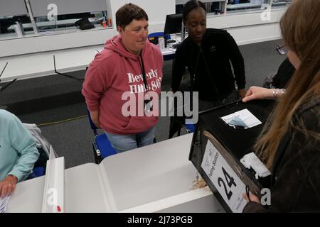 Ci sono diversi tipi di elezioni che si sono svolte il 5 maggio 2022 . Gli elettori adulti in Inghilterra , Galles e Scozia hanno scelto chi vogliono gestire i servizi che influenzano la vita quotidiana in là locale area .People in Irlanda del Nord scegliere è government .Local consigli sono responsabili di tutto da bin, autobus rotte, buche di strada , Per fornire servizi di salute mentale e gestire schemi per affrontare il cambiamento climatico .Inghilterra ha più di 4000 consiglieri in 146 consigli che sono in proces per le elezioni . I risultati sono venuti in più favorevole al partito laburista ... Foto Stock