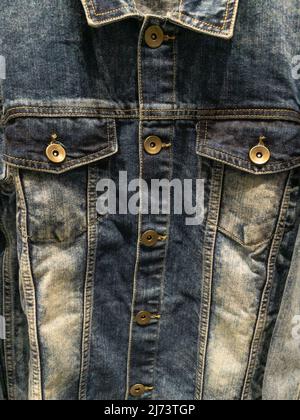 Una giacca o camicia blu jean con colori sbiaditi come astratto Foto Stock