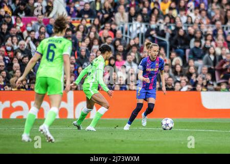 Caroline Graham Hansen (R) del FC Barcelona, Sveindis Jonsdottir (C) e Dominique Janssen (L) della VfL Wolfsburg Women's Said in azione durante la partita UEFA Women's Champions League tra il FC Barcelona Femeni e la VfL Wolfsburg Women al Camp Nou. Punteggio finale; FC Barcelona Femeni 5:1 VfL Wolfsburg Women Foto Stock