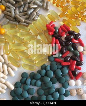 Pillole, compresse e capsule di medicina farmaceutica variopinte e assortite. Integratori vitaminici Foto Stock