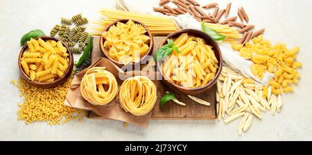 Pasta italiana su sfondo chiaro. Concetto di cibo tradizionale. Piatto, vista dall'alto, panorama Foto Stock