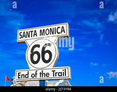 Storica Route 66. Segnale di fine del sentiero situato sul molo di Santa Monica contro il cielo blu. Primo piano. California, Stati Uniti. Foto Stock