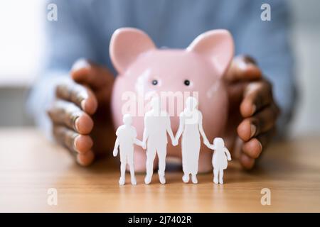 Famiglia Piggy Bank e sicurezza finanziaria. Investimento di denaro Foto Stock