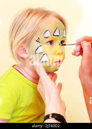 la foto mostra le idee di pittura del viso per i bambini Foto Stock