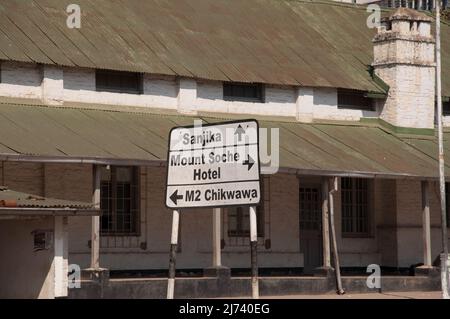 Segnaletica stradale e vecchi edifici amministrativi, Blantyre, Malawi, Africa. La prima missione e amministrazione coloniale del Malawi fu fondata a Blan Foto Stock