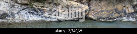 Fiume Liwu nella Gola di Taroko, con la sua abbondante pietra di marmo (grande lima cucita), Taiwan Foto Stock