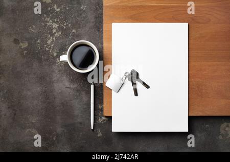 Documenti per immobili. Carta intestata, tasti, penna e tazza da caffè. Disposizione piatta. Foto Stock