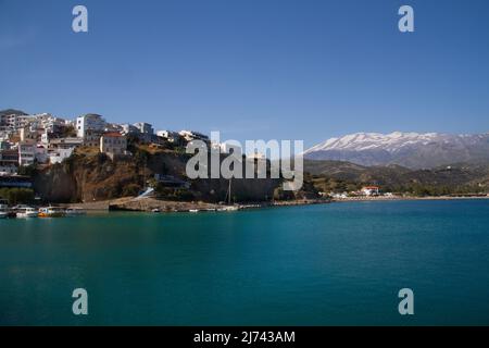 Agia Galini, pittoresco borgo mediterraneo, sullo sfondo lo spettacolo montagna coperta, Ida Psiloritis Foto Stock