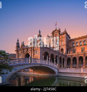 Una serata in Plaza de España, una delle piazze più famose di Siviglia. In onore dell'esposizione Iberoamericana del 1929, diversi edifici erano er Foto Stock