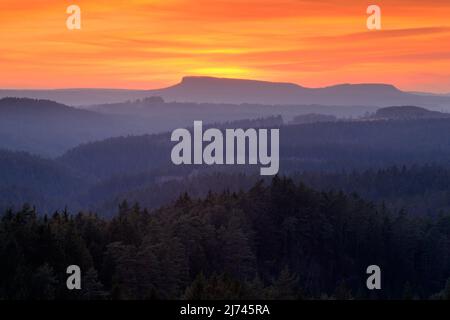 Valle pochi minuti dopo il tramonto nel parco nazionale della Svizzera boema Foto Stock