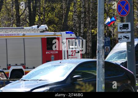 Nizhny Novgorod, Russia, Gagarin Avenue 04.05.2022. Trasporto merci speciale su strada. L'auto del Ministero di Foto Stock