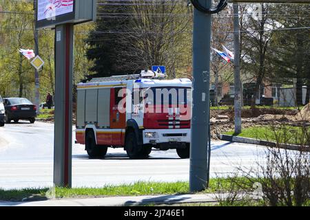 Nizhny Novgorod, Russia, Gagarin Avenue 04.05.2022. Trasporto merci speciale su strada. L'auto del Ministero di Foto Stock