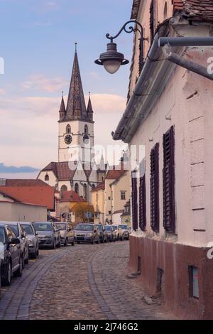 Paesaggio urbano con splendidi edifici antichi nel centro storico di Sibiu città Transilvania, Romania, Europa Foto Stock