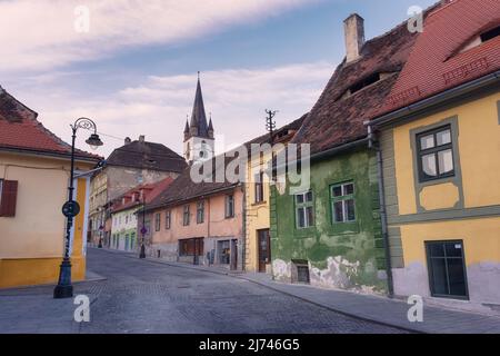 Paesaggio urbano con splendidi edifici antichi nel centro storico di Sibiu città Transilvania, Romania, Europa Foto Stock