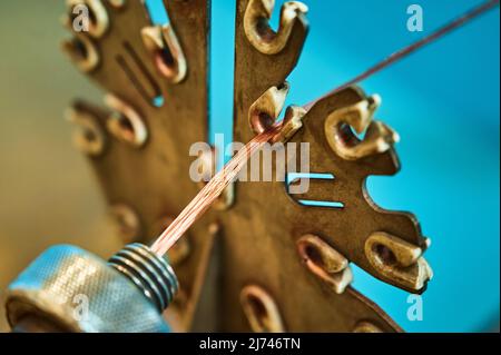 Filiera metallica e cavo in rame sulla macchina utensile Foto Stock