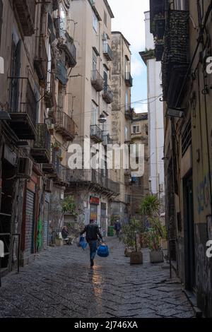 Strada stretta nel centro storico di Napoli Foto Stock