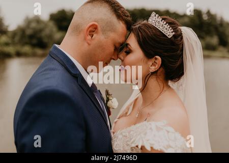 Una sposa in abito da sposa con una tiara in testa