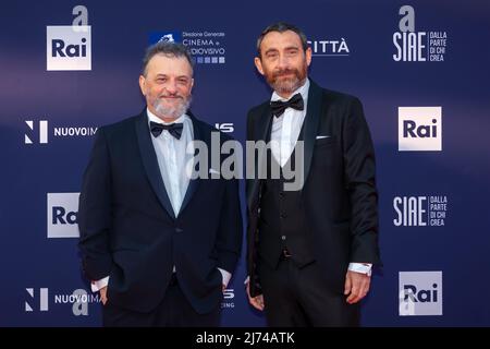 3 maggio 2022, Roma, RM, Italia: Marco Manetti e Antonio Manetti sono presenti al tappeto rosso della cerimonia di premiazione David di Donatello 2022 presso gli CinecittÃ Studios di Roma. (Credit Image: © Gennaro Leonardi/Pacific Press via ZUMA Press Wire) Foto Stock