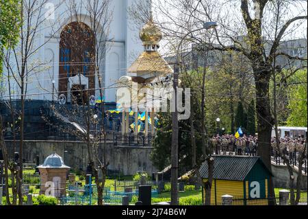 RIVNE, UCRAINA - 06 MAGGIO 2022. Il funerale del defunto soldato ucraino vicino al tempio. Guerra in Ucraina Foto Stock