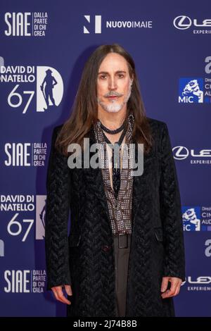 3 maggio 2022, Roma, RM, Italia: Manuel Agnelli partecipa al tappeto rosso della cerimonia di premiazione David di Donatello 2022 presso gli CinecittÃ Studios di Roma. (Credit Image: © Gennaro Leonardi/Pacific Press via ZUMA Press Wire) Foto Stock